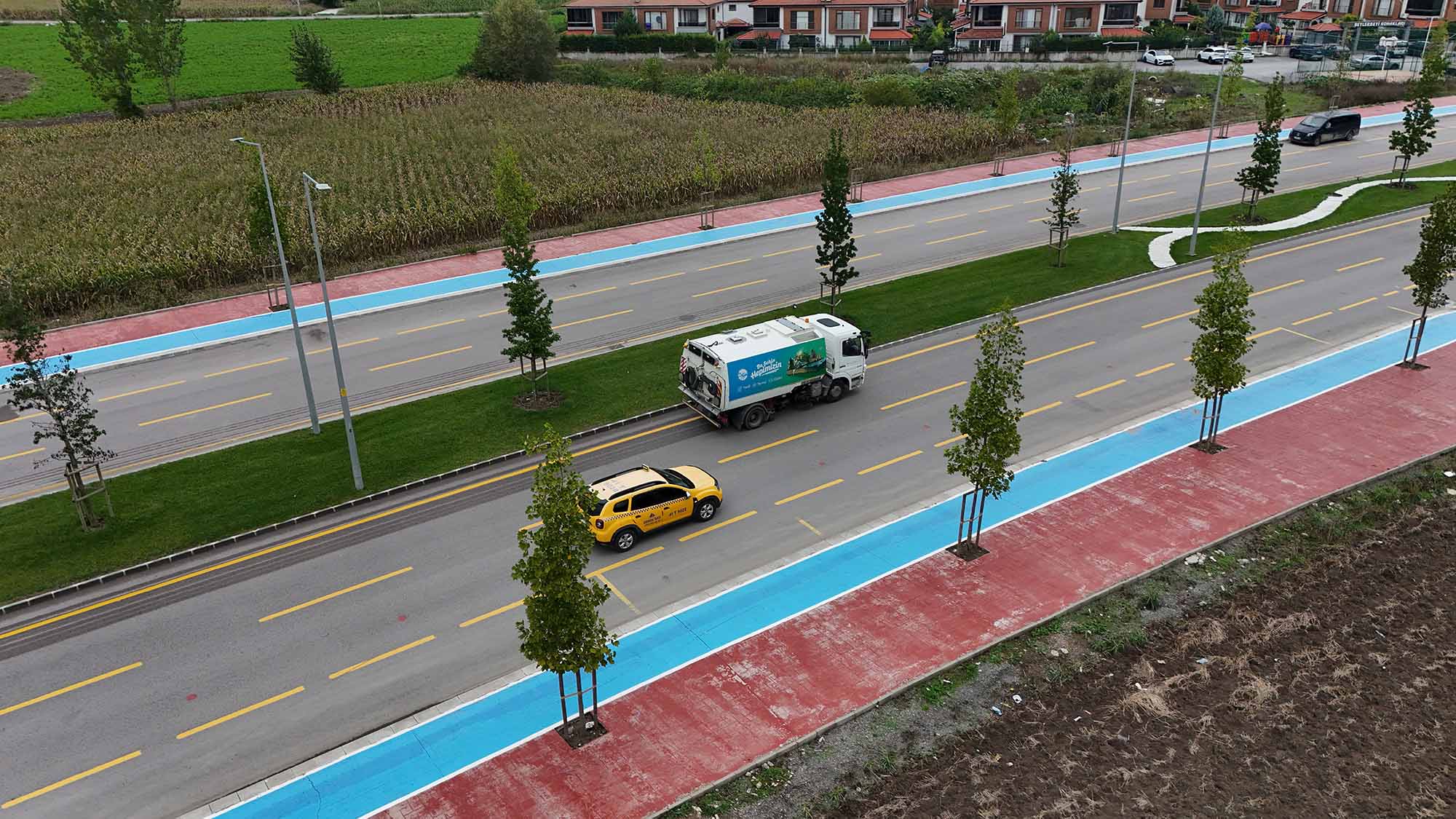 Büyükşehir ekipleri yağışın bıraktığı çamur ve tozları temizliyor