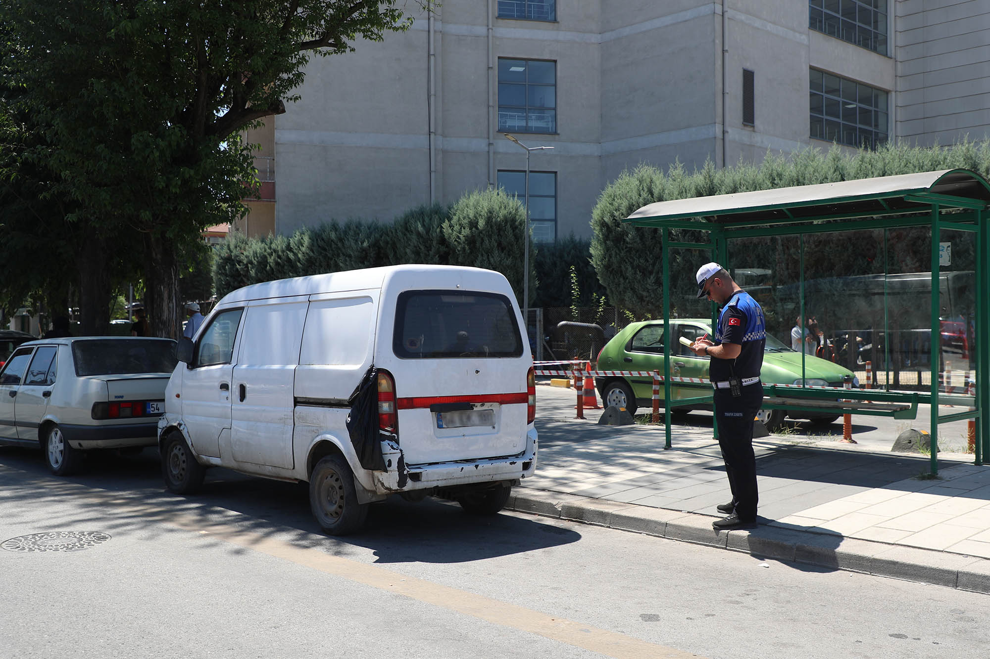 Büyükşehir yayaları zora sokan kaldırım işgalini sıkı takibe aldı