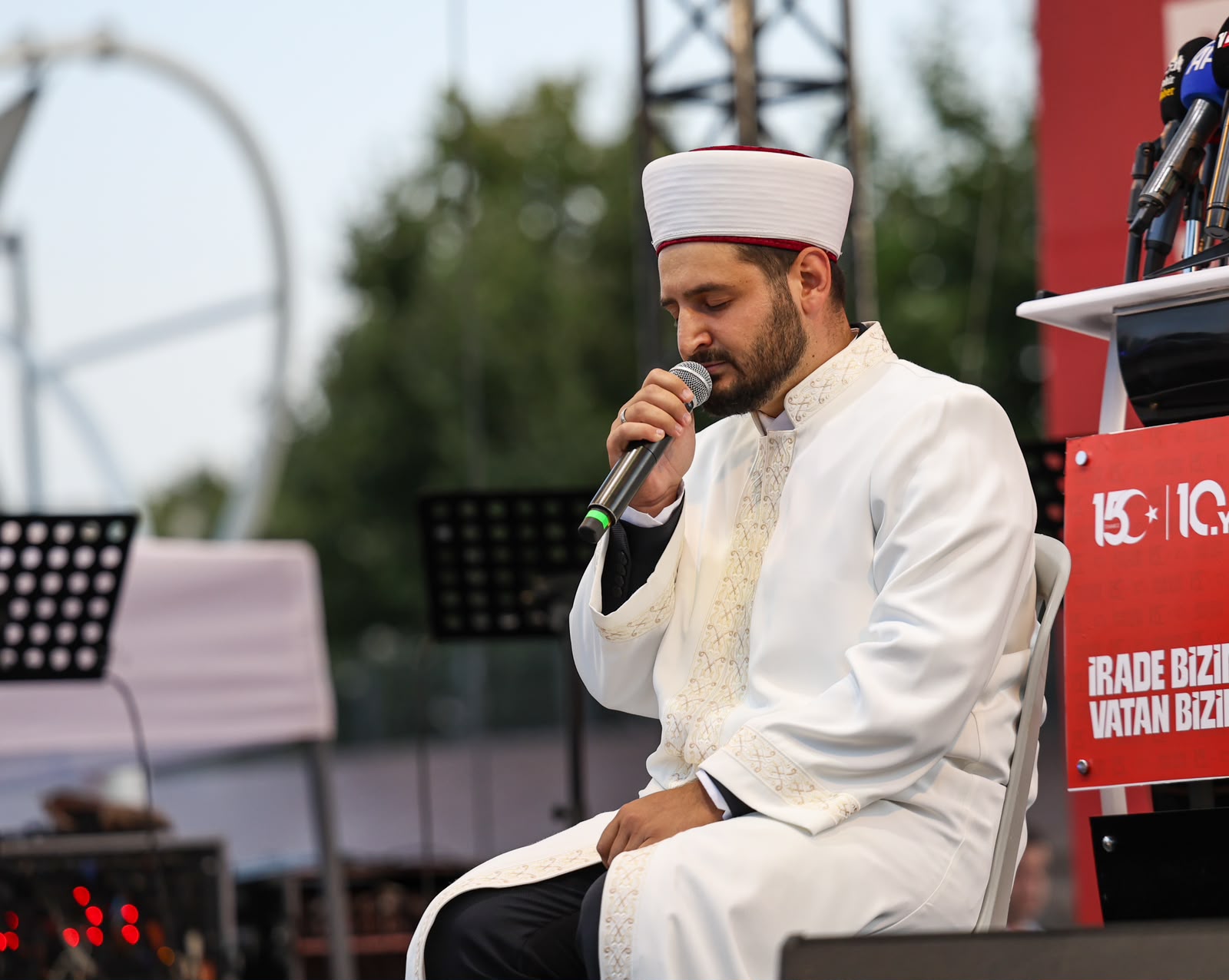“Milletimiz uğruna can verilen vatanı darbecilere teslim etmedi, hiçbir zaman etmeyecek”