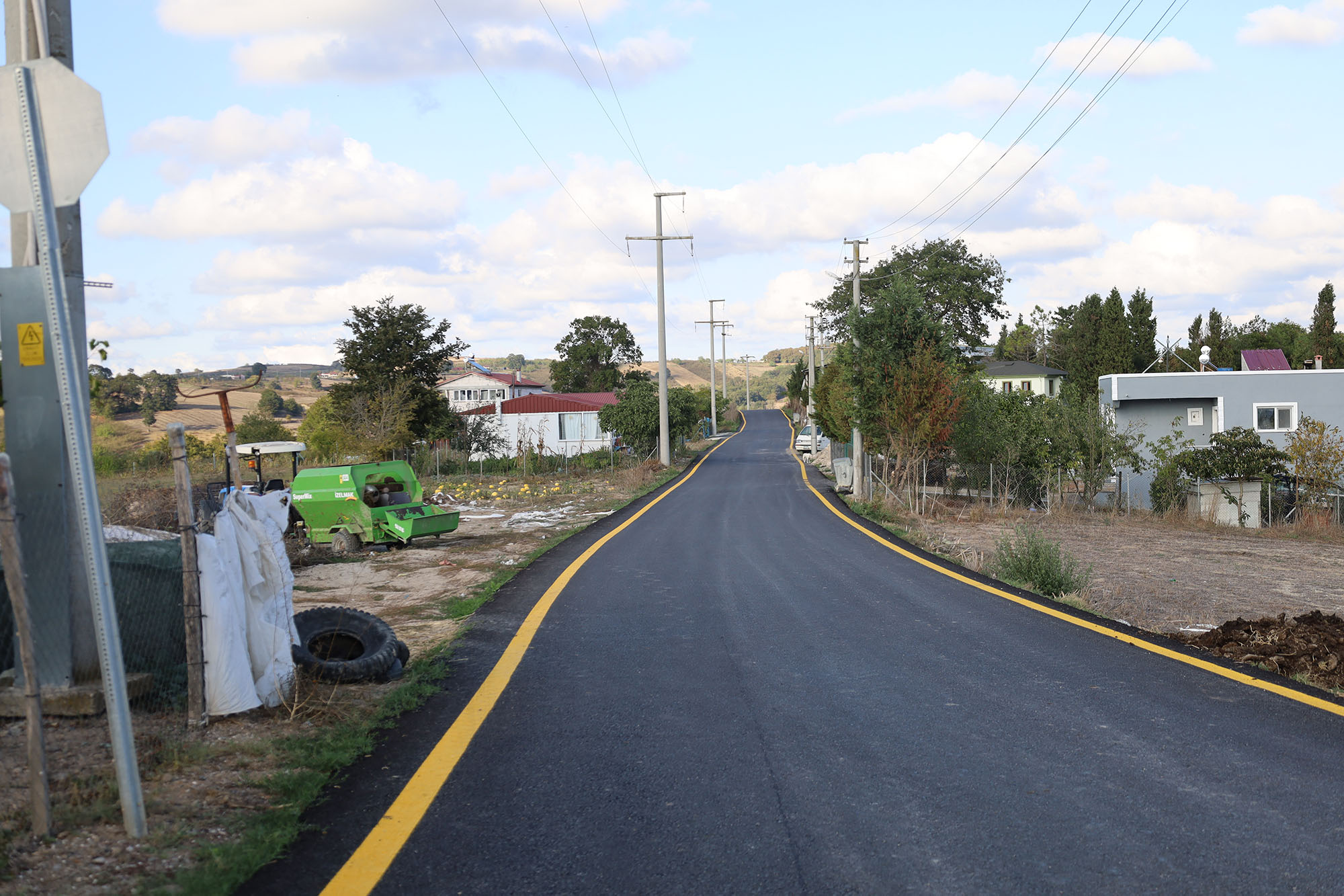 Söğütlü’de yenilenen grup yollarına vatandaşlardan tam not: “Modern bir hale kavuştu”