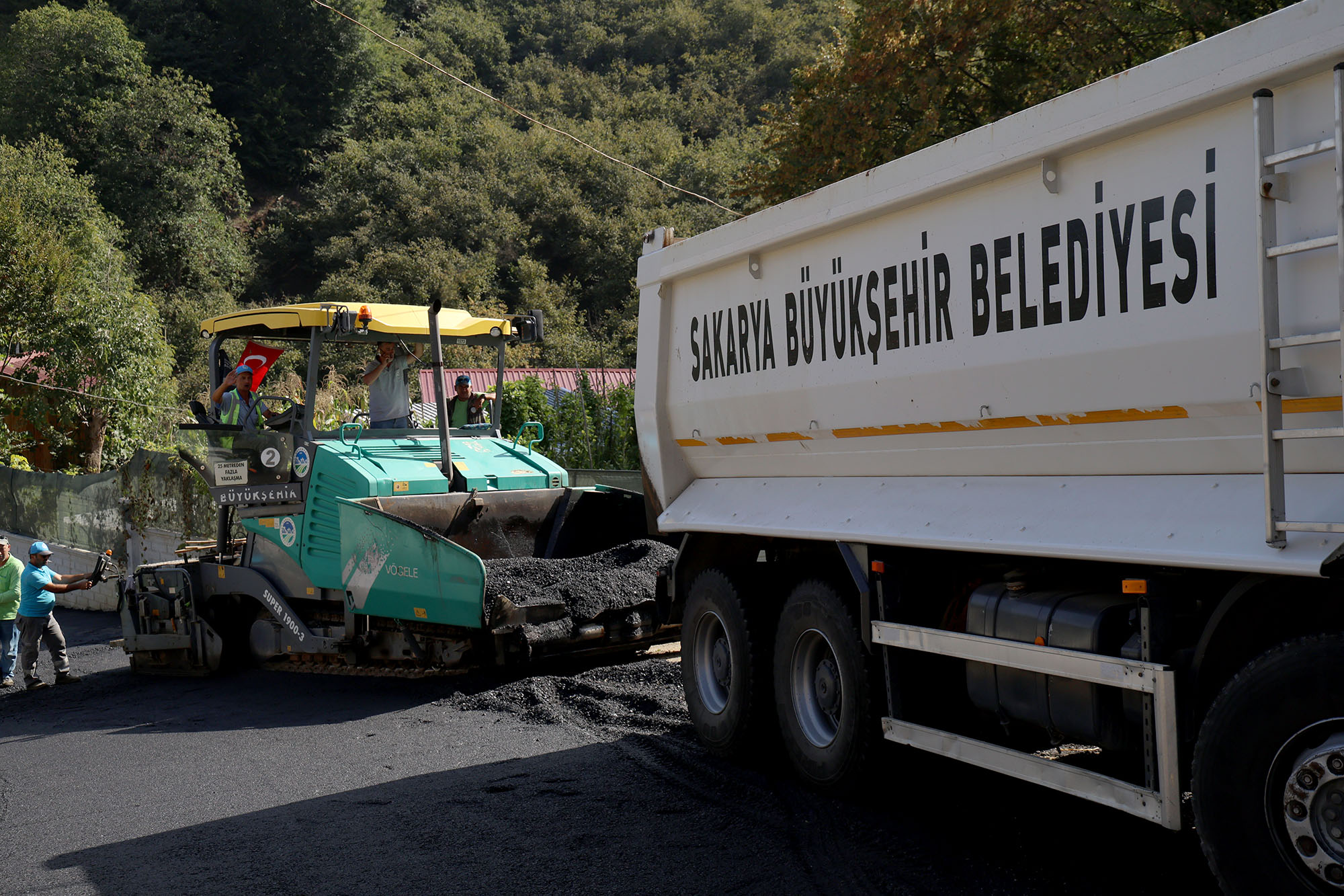 Büyükşehir bu kez Kocaali’de işleme başladı: 8 mahalle, 5 bin 500 metre güzergâh ve 8 bin ton asfalt