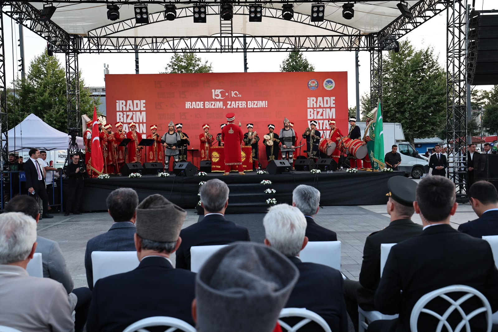 “Milletimiz uğruna can verilen vatanı darbecilere teslim etmedi, hiçbir zaman etmeyecek”