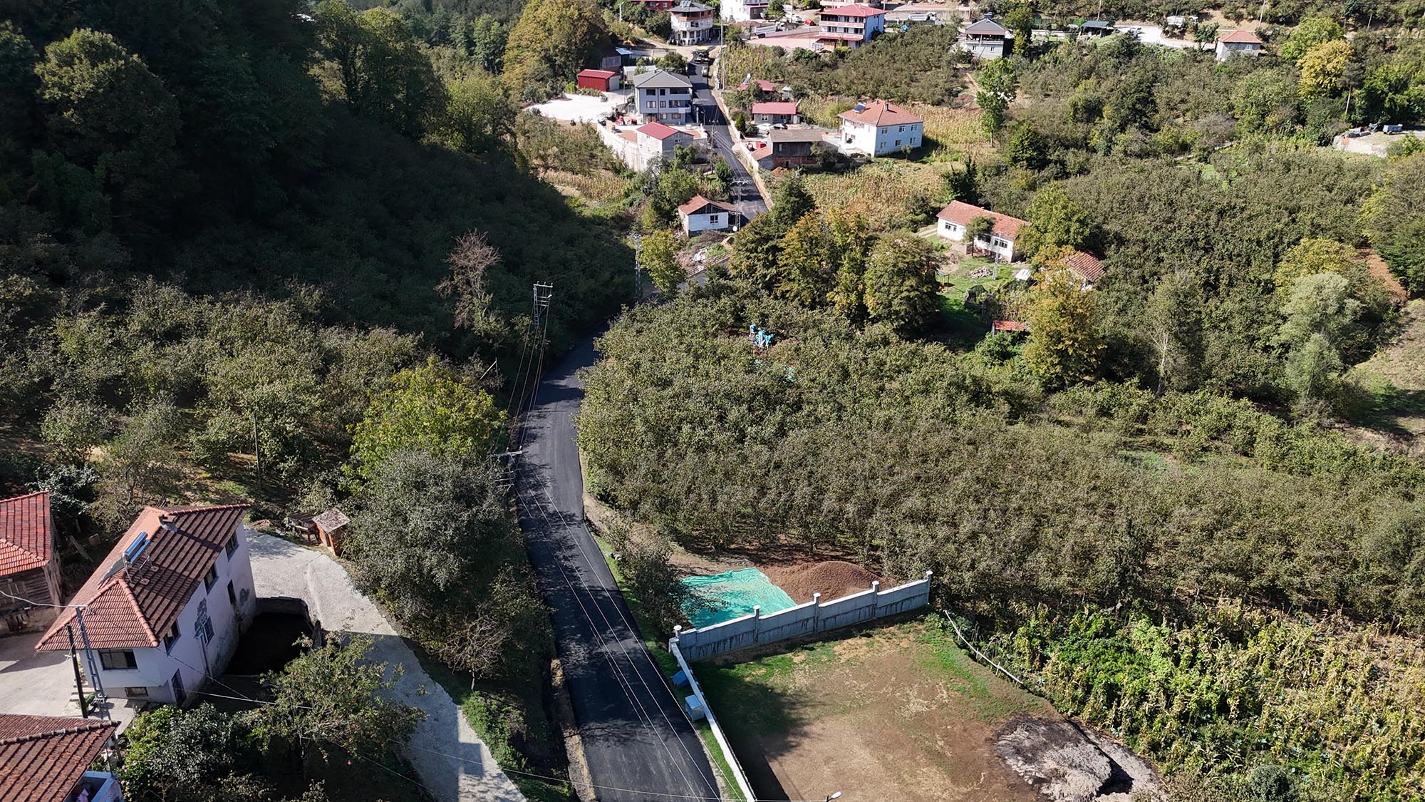 Büyükşehir bu kez Kocaali’de işleme başladı: 8 mahalle, 5 bin 500 metre güzergâh ve 8 bin ton asfalt