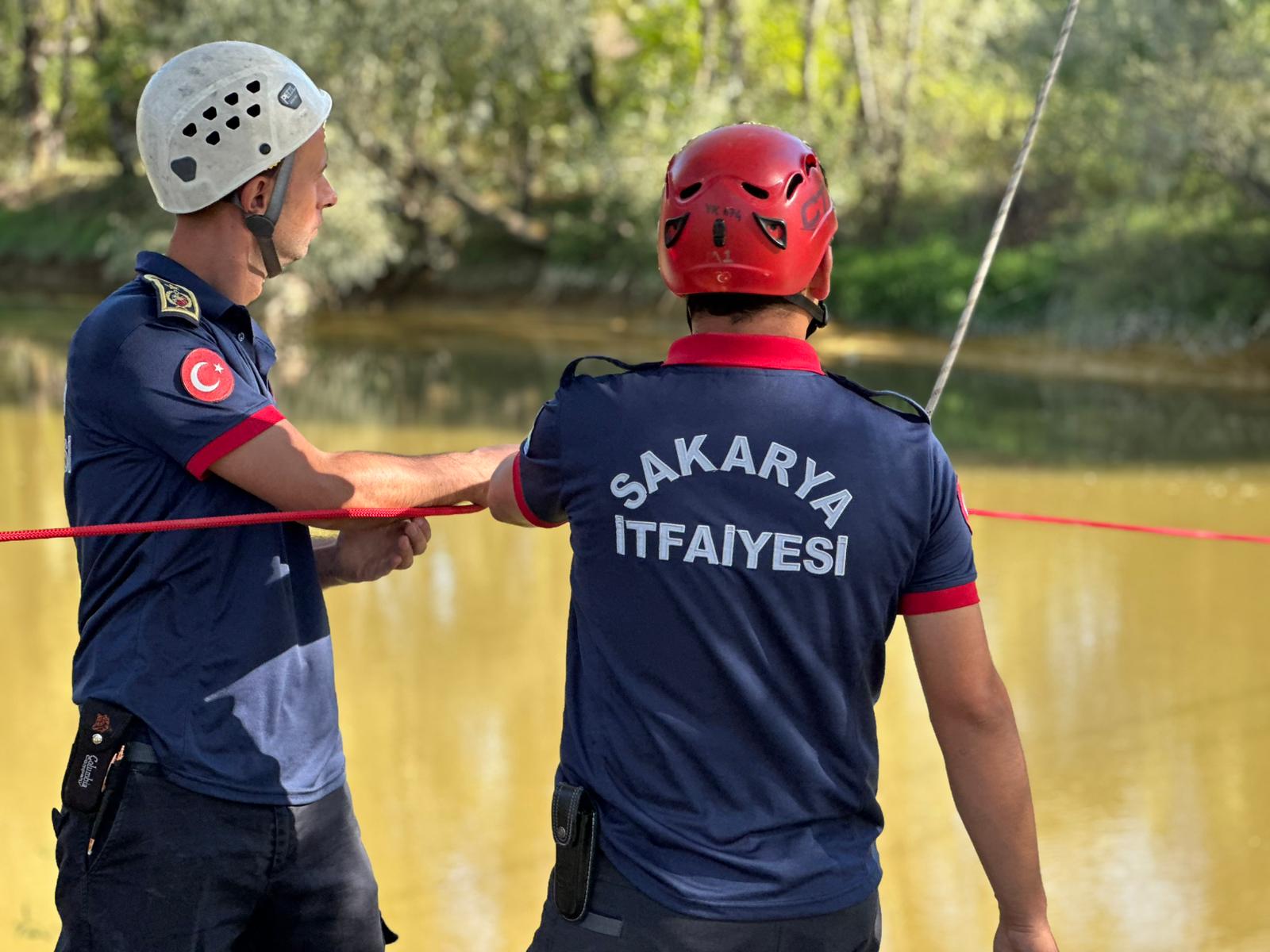 Büyükşehir’in itfaiyecileri Sakarya Nehri üzerinde nefes kesti
