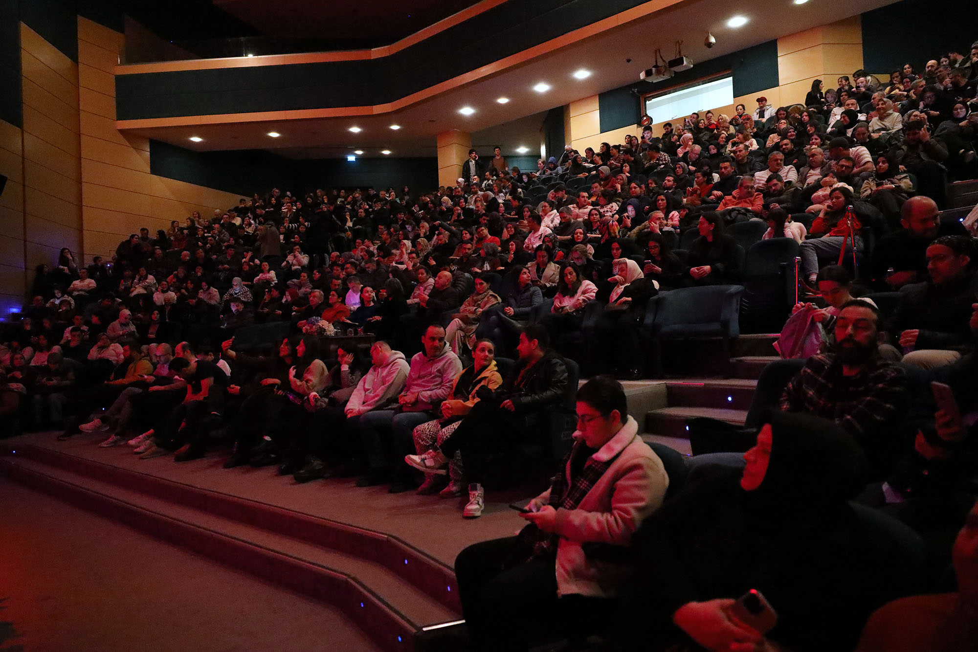 "Kibarlık Budalası" Sakarya’da sahnelendi, salonu dolduran izleyicilerden tam not aldı