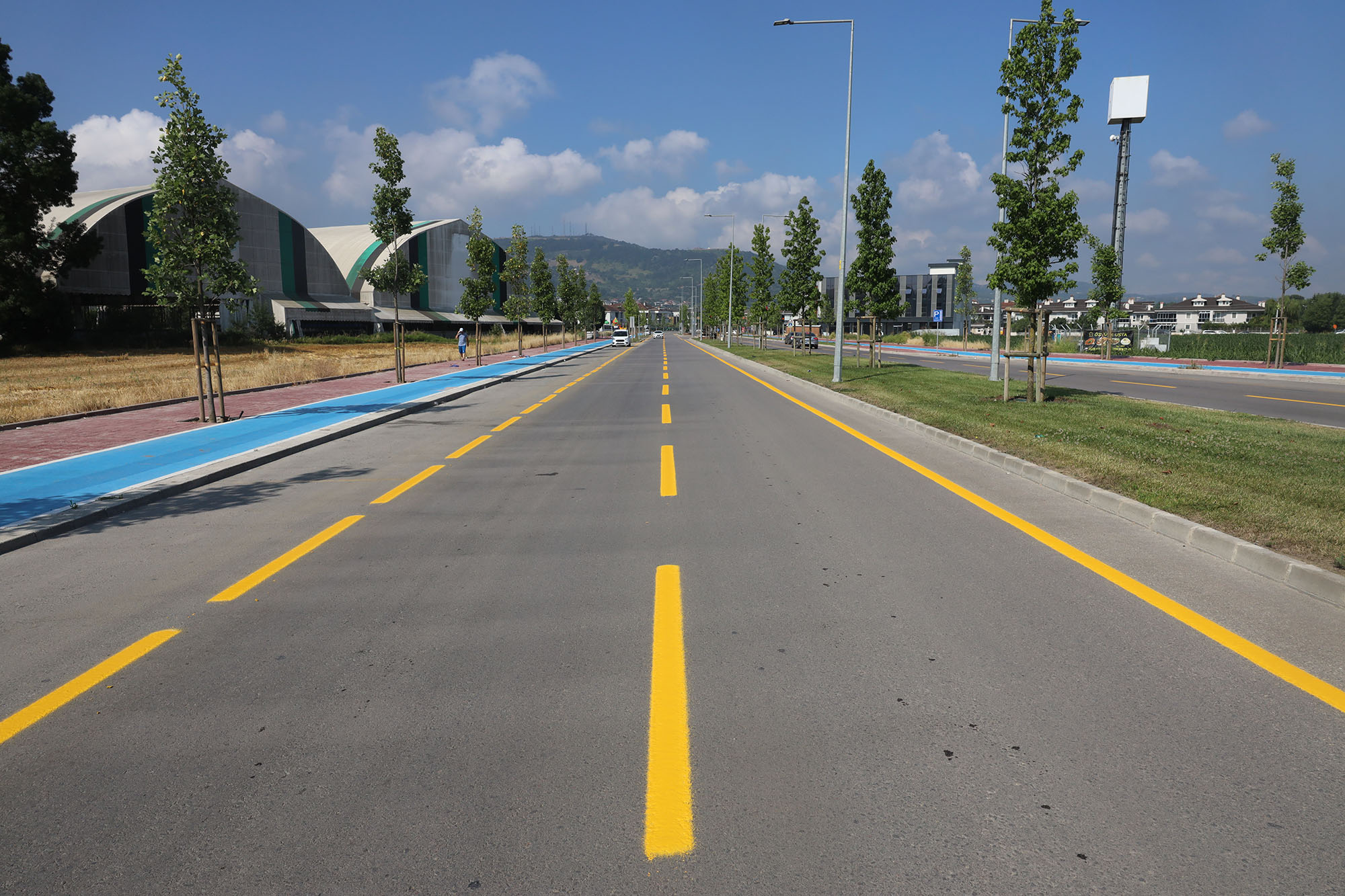 Büyükşehir, yol çizgilerini yenileyerek güvenli ulaşımı güçlendiriyor