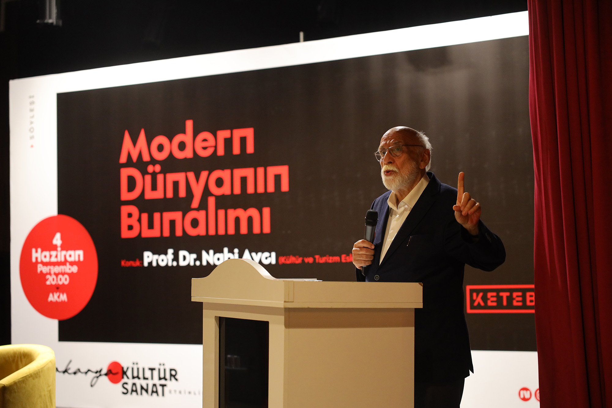 Prof. Dr. Nabi Avcı AKM’de konuştu: “Modern dünyanın bunalımını insan merkezli bakış aşar”