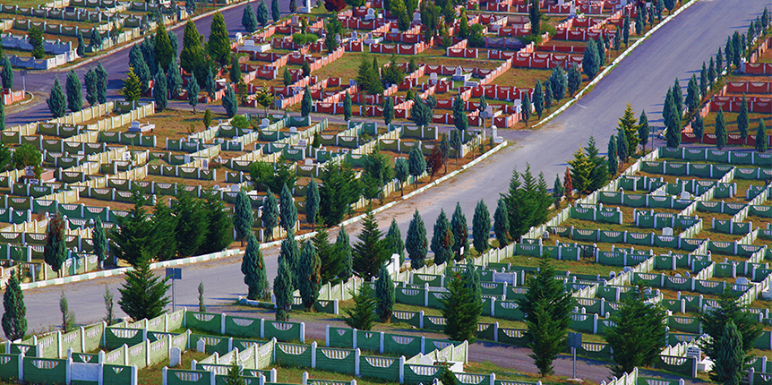 Mezarlıklar bayrama hazır