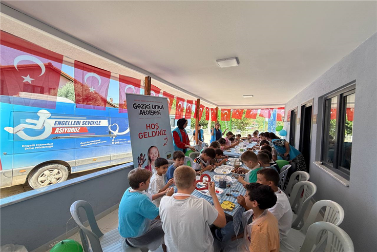 Büyükşehir’in Gezici Umut Atölyesi mahalle mahalle gönüllere dokunuyor