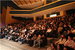 Usta oyuncular sahnedeydi: Çehov Kabare’ye yoğun ilgi