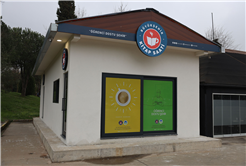 Sakarya’da öğrenciler çamaşırları yıkanırken kitap okuyor