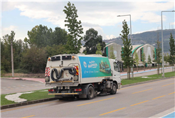 Büyükşehir ekipleri yağışın bıraktığı çamur ve tozları temizliyor