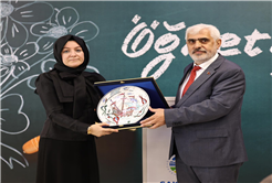 “Öğretmenlik hiçbir ölçüyle tarif edilmeyecek kadar yüce bir meslektir”