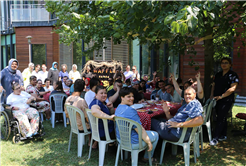 Özel bireyler ve anneleri hobi atölyelerinde el ele