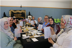 Özel bireyler ve anneleri hobi atölyelerinde el ele