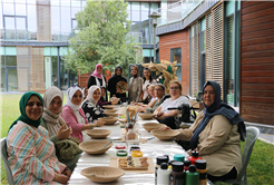 Özel bireyler ve anneleri hobi atölyelerinde el ele