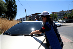 Büyükşehir yayaları zora sokan kaldırım işgalini sıkı takibe aldı