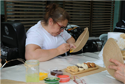 Özel bireyler ve anneleri hobi atölyelerinde el ele