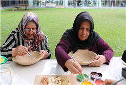 Özel bireyler ve anneleri hobi atölyelerinde el ele