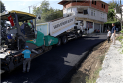 Büyükşehir bu kez Kocaali’de işleme başladı: 8 mahalle, 5 bin 500 metre güzergâh ve 8 bin ton asfalt