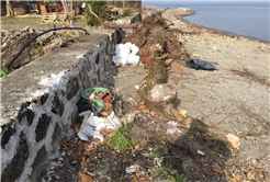 Göl çevresinden 10 poşet çöp toplandı