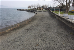 Göl çevresinden 10 poşet çöp toplandı