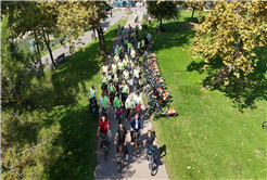 Misafir gençler Sakarya’da ‘yeşil gelecek’ için pedal çevirdi