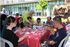 Özel bireyler ve anneleri hobi atölyelerinde el ele