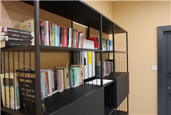 Sakarya’da öğrenciler çamaşırları yıkanırken kitap okuyor