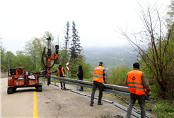 Büyükşehir’den şehrin kuzeyindeki 10 mahalleye güvenli sürüş için çelik bariyer montajı