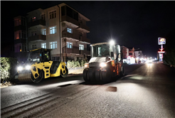 Arifiye Atatürk Caddesi’nde geceden sabaha uzanan asfalt mesaisi: Yepyeni bir görünüme kavuşuyor