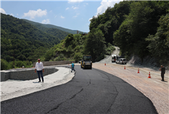 Büyükşehir, Sapanca’da heyelan riskine karşı yolu güçlendirdi, ulaşımı yeniledi