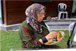 Özel bireyler ve anneleri hobi atölyelerinde el ele