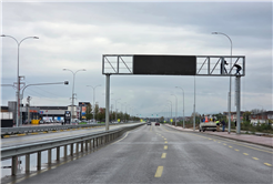 Sürücülere rehber olan dev ekran Karaman Yolu’nda farklı noktaya alındı