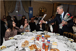 “Vefası ve fedakarlığıyla sağlık camiası her övgüyü fazlasıyla hak ediyor”