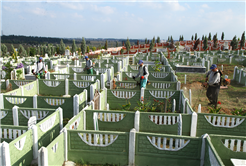 Mezarlıklar bayrama hazır