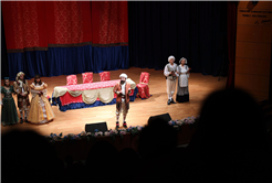 "Kibarlık Budalası" Sakarya’da sahnelendi, salonu dolduran izleyicilerden tam not aldı