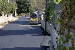 Büyükşehir bu kez Kocaali’de işleme başladı: 8 mahalle, 5 bin 500 metre güzergâh ve 8 bin ton asfalt