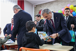 Yusuf Alemdar çocukların karne sevincini paylaştı: “Geleceğe doğru attığınız her adımda yanınızda biz olacağız”