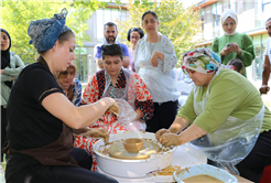 Özel bireyler ve anneleri hobi atölyelerinde el ele