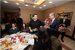 “Vefası ve fedakarlığıyla sağlık camiası her övgüyü fazlasıyla hak ediyor”