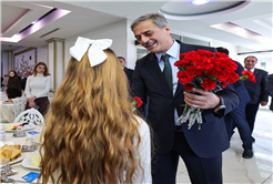 “Öğretmenlik hiçbir ölçüyle tarif edilmeyecek kadar yüce bir meslektir”