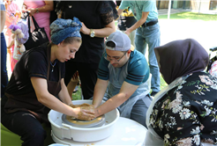 Özel bireyler ve anneleri hobi atölyelerinde el ele