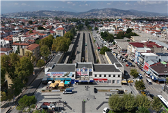 Şehri ikiye ayıran raylar yer altına alınıyor, üzeri yeşil alan oluyor: Sahada ilk ray sökümü için makineler çalıştı
