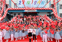 Alemdar miniklerin 23 Nisan coşkusuna ortak oldu: “Tüm çocuklarımızın bayramı kutlu olsun”