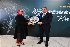 “Öğretmenlik hiçbir ölçüyle tarif edilmeyecek kadar yüce bir meslektir”