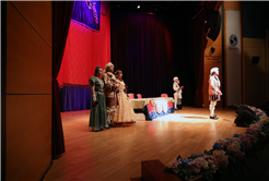 "Kibarlık Budalası" Sakarya’da sahnelendi, salonu dolduran izleyicilerden tam not aldı