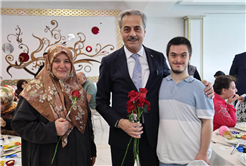“Anne sadece evlat büyüten değil, geleceğin temellerini atan güçlü bir rehberdir”