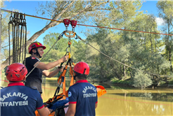 Büyükşehir’in itfaiyecileri Sakarya Nehri üzerinde nefes kesti