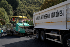 Büyükşehir bu kez Kocaali’de işleme başladı: 8 mahalle, 5 bin 500 metre güzergâh ve 8 bin ton asfalt